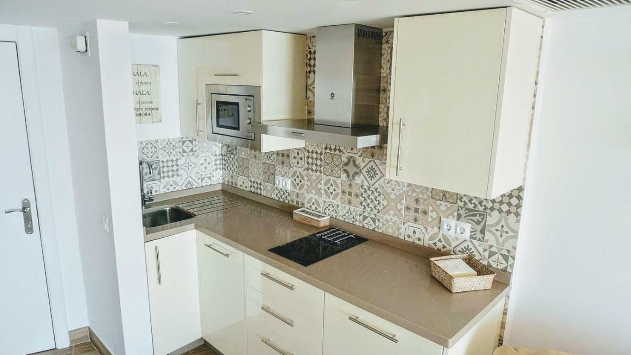Beachfront Apartment In Fuengirola With Sea Views Екстер'єр фото