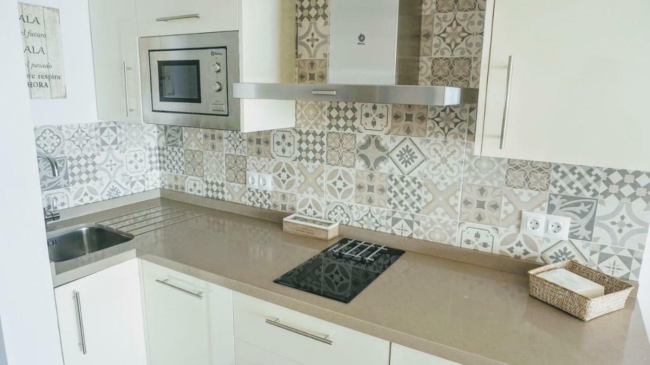 Beachfront Apartment In Fuengirola With Sea Views Екстер'єр фото